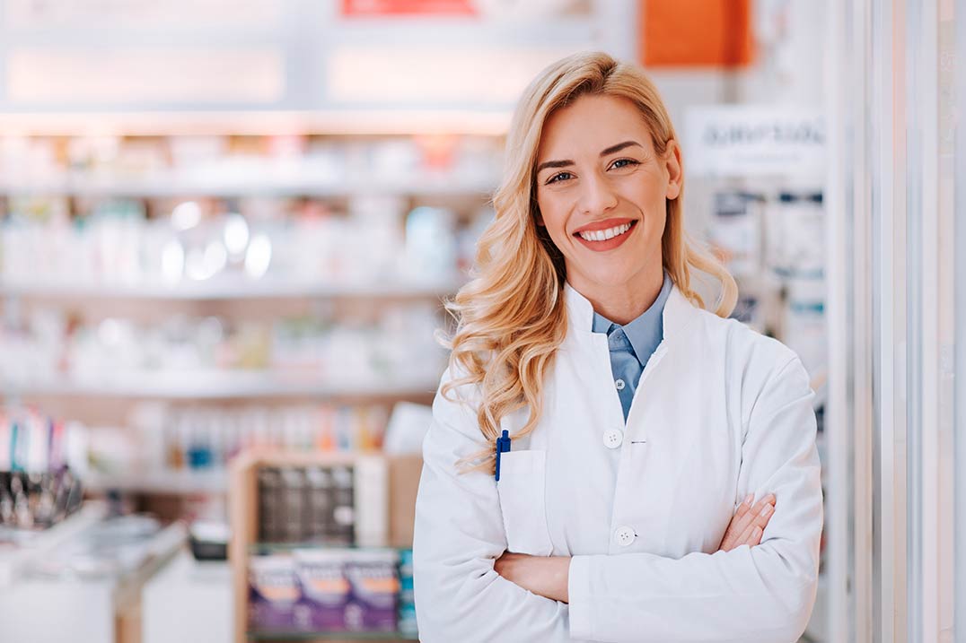 Profesional de farmacia atendiendo